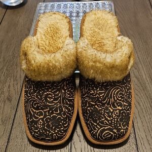 Jackie Embossed Leather Ariat Slippers